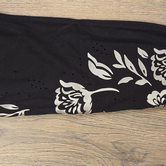 Athleta black floral Elation Eyelet 7/8 tights leggings, size XS - Picture 5 of 11